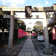 細い路地の住宅街にあります