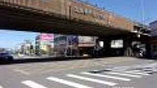 東港橋の下に屋台などが並びます。