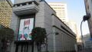 鎧橋のあたりまで行ってから振り返ると、テレビニュースで良く見かけるアングルでカメラに全景を収めることが出来ました。