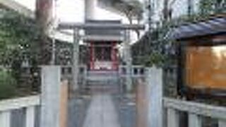 境内には石の鳥居と小さな祠が設置されていました。