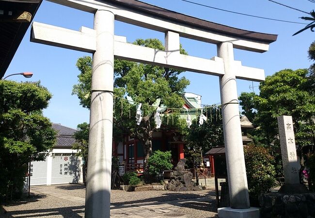 琉球の寺院のようなデザインの本殿