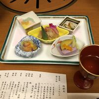 先付けとグラスワイン