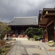 奈良三条通り沿いにあるお寺です。