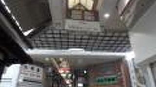 奈良のお土産物屋さんや飲食店などが続く通りで、観光客の姿が多かったです。