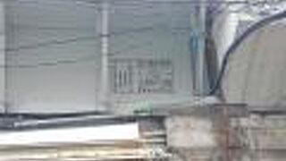 アメ横の途中にある細い道をまたいでいるJR線路の橋