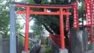 開成高等学校の北側に鎮座している小さな稲荷神社