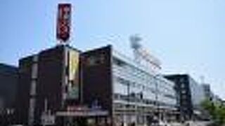 大通りにあるバスターミナル