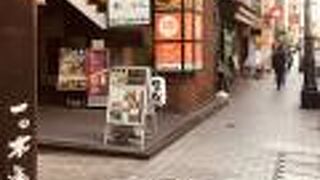 左右には店が並ぶ