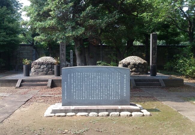 寛永寺の飛び地墓地に葬られています