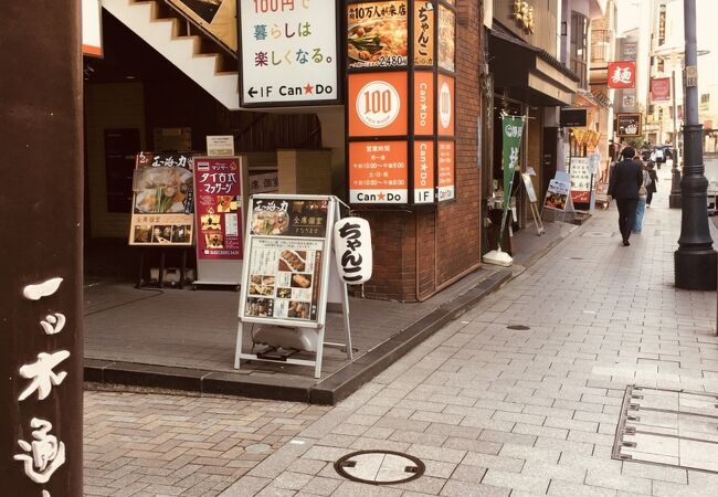 左右には店が並ぶ