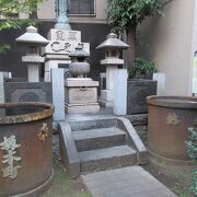 近代的なビル群の中に、江戸時代からの手水桶が置かれていました。