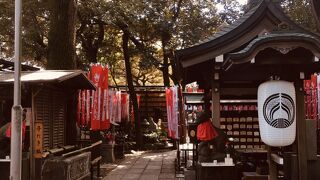 赤と白の旗多数