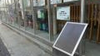 とあるビルの前にレリーフが