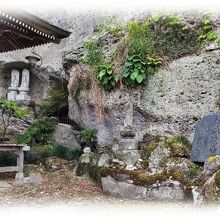 観音堂右の境内