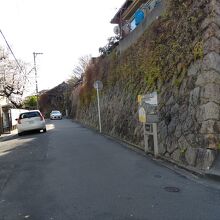 右に階段の入口、左の桜があるのは両城小学校。