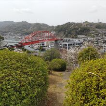 呉側から見た音戸大橋と音戸の町。4月末はツツジが咲き誇こる。