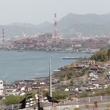 呉市中心部をのぞむ。火の消えた神戸製鋼。