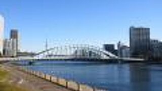 新川公園から【永代橋】を眺めると背後にスカイツリーも入って美しいアングルで写真を写すことが出来ました。