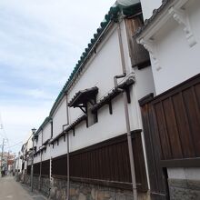 白壁の土蔵の街並み