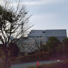 ゴミ焼却施設となり