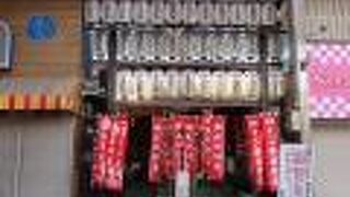 白い提灯と真っ赤な幟