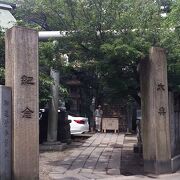 鶯谷駅近くに鎮座している神社