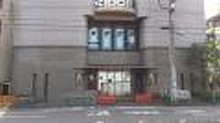 近代的なビルの本堂