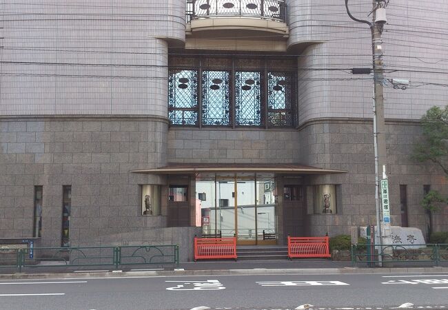 近代的なビルの本堂