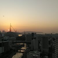 玄界灘に夕陽、福岡空港に着陸間際の飛行機
