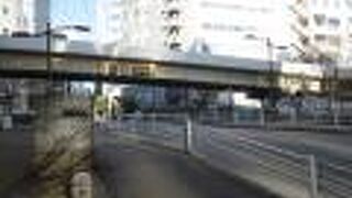 幅員はさほど広くありませんが、車道と歩道がきれいに分離されている点は交通安全の面でも評価できると思いました。