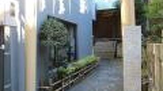 ベージュ色の鳥居の神社を見つけ、めずらく思い立ち寄りました。