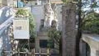 乙姫をイメージした像が設置されていて、その脇には「乙女の広場」と書かれた標識が横に目立たないように置かれていました。