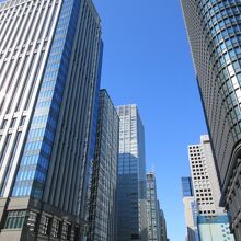 真ん中に見えるビルが丸の内トラストタワーです。