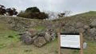 破壊された石垣のあとが必見