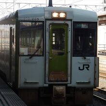 八戸駅に入線するキハ１００系の快速「しもきた」　