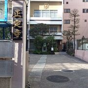 本殿は近代的な４階建てのビル