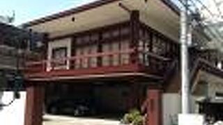 １階が駐車場、２階が本堂の近代的な建物