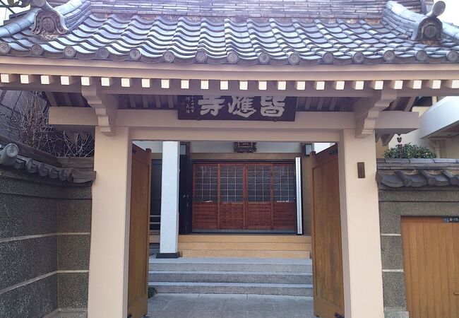 立派な山門が印象的