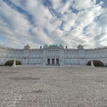 前庭より本館を望む