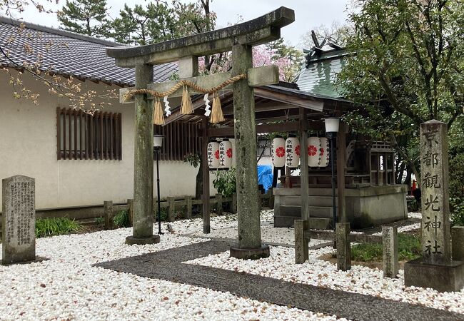 宗像神社の境内に鎮座