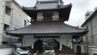 山門は二層の鐘楼門で、伏見城の遺構