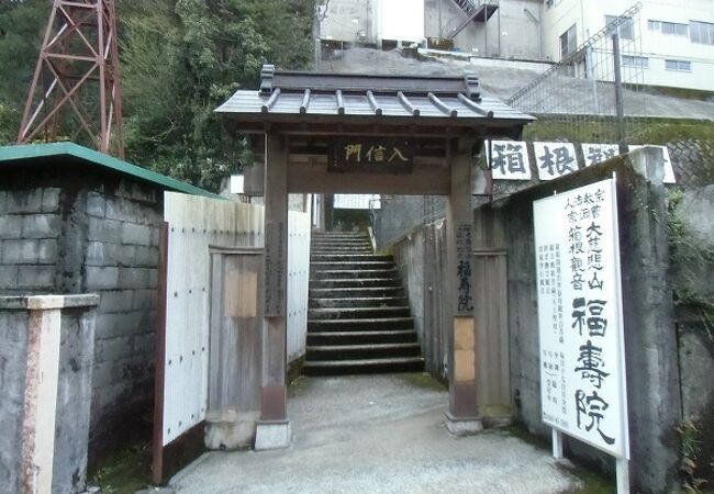 山の中腹にへばりつくように建っています