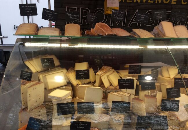 チーズのお土産はこのマルシェで探しましょう