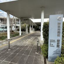 施設のエントランス