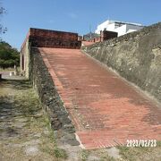 今もかつての城郭都市である城壁が残っています。