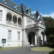 洋館の前に広がる芝生の庭園