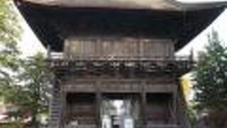 津軽家の菩提寺らしい風格がある