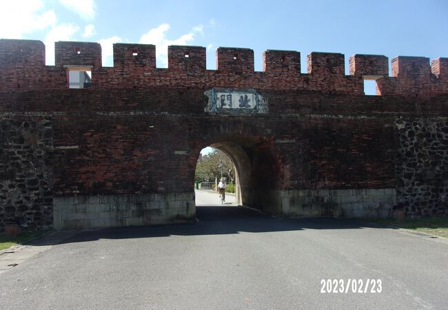 ほぼ当時の姿です。城壁の中にこの門があります。