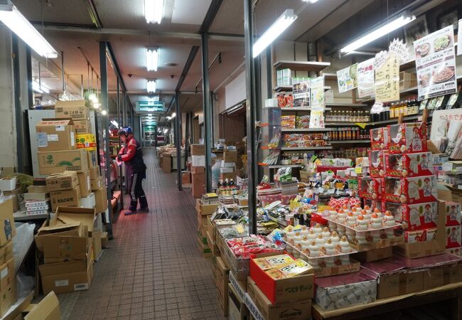 細長いビルを抜ける感じの通路沿いに店が並んでいて