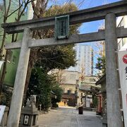 浅草橋駅を出てすぐの場所にある神社